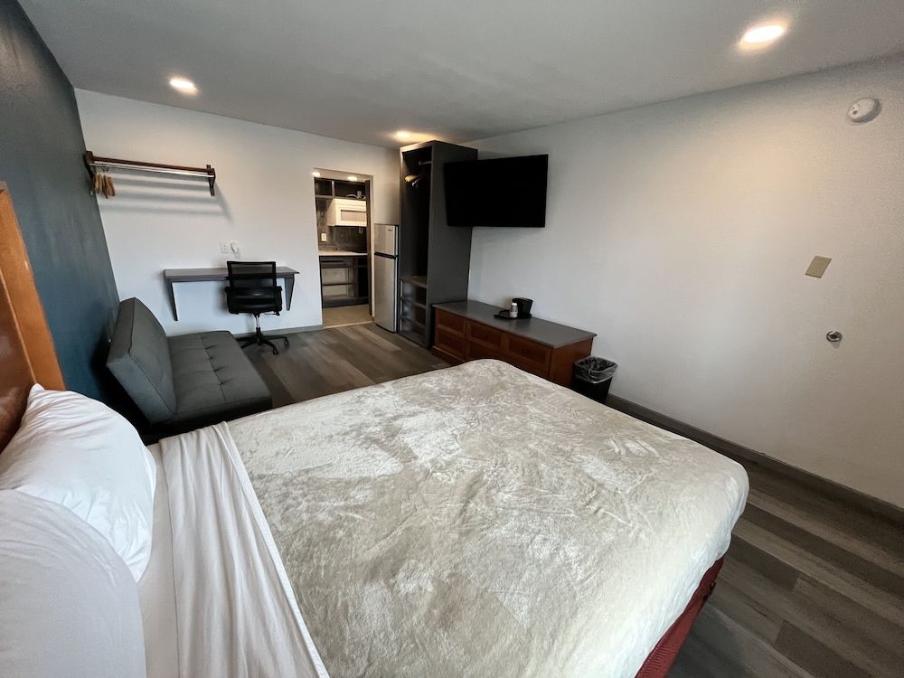 TOWN PLACE STUDIO Economy Studio Suite, 1 Queen Bed 3