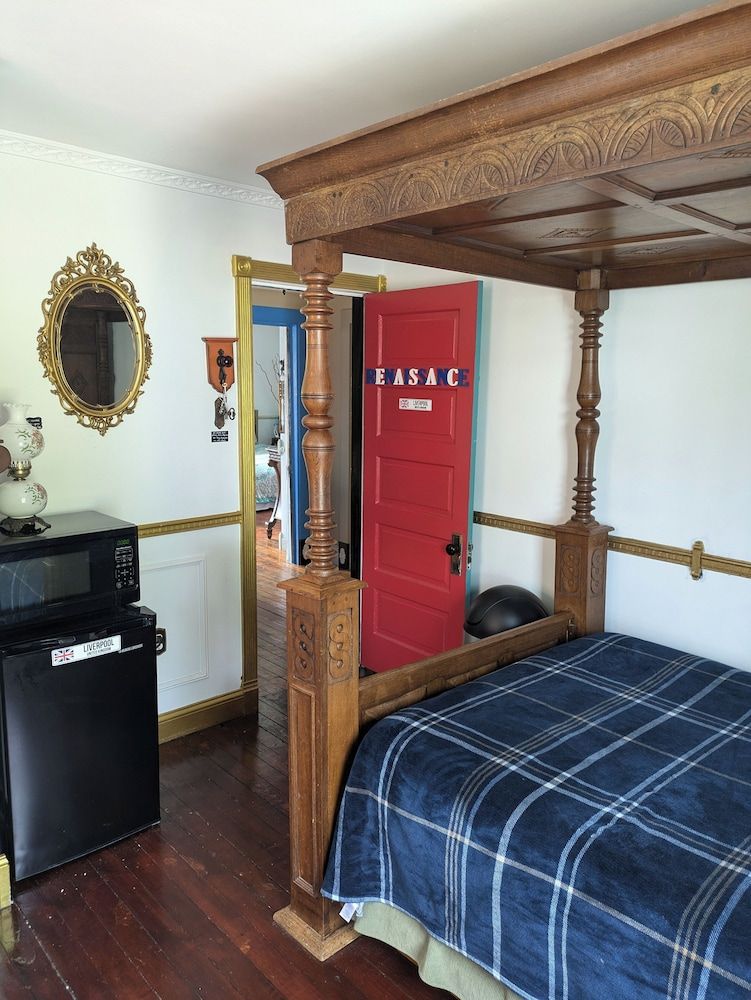 The Old Parsonage B&B Renaissance Room