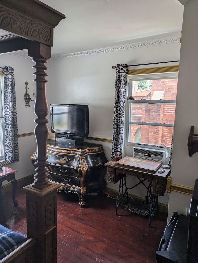 The Old Parsonage B&B Renaissance Room 6