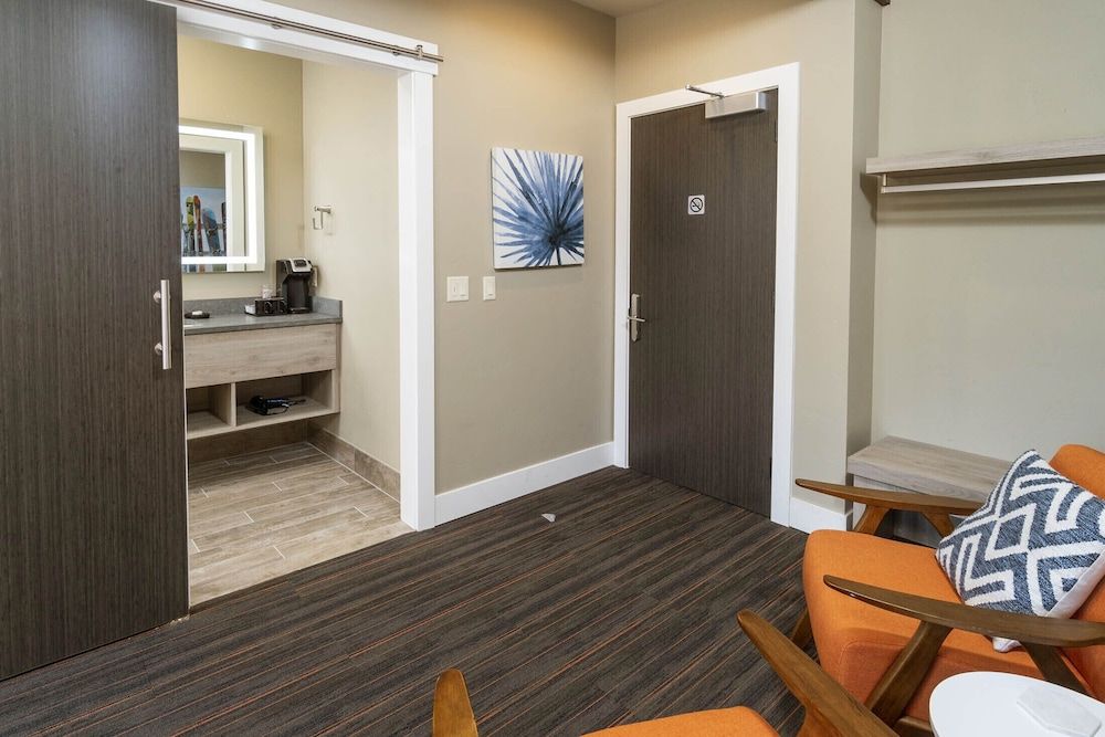 Ski Inn Taphouse Hotel Room 104 5