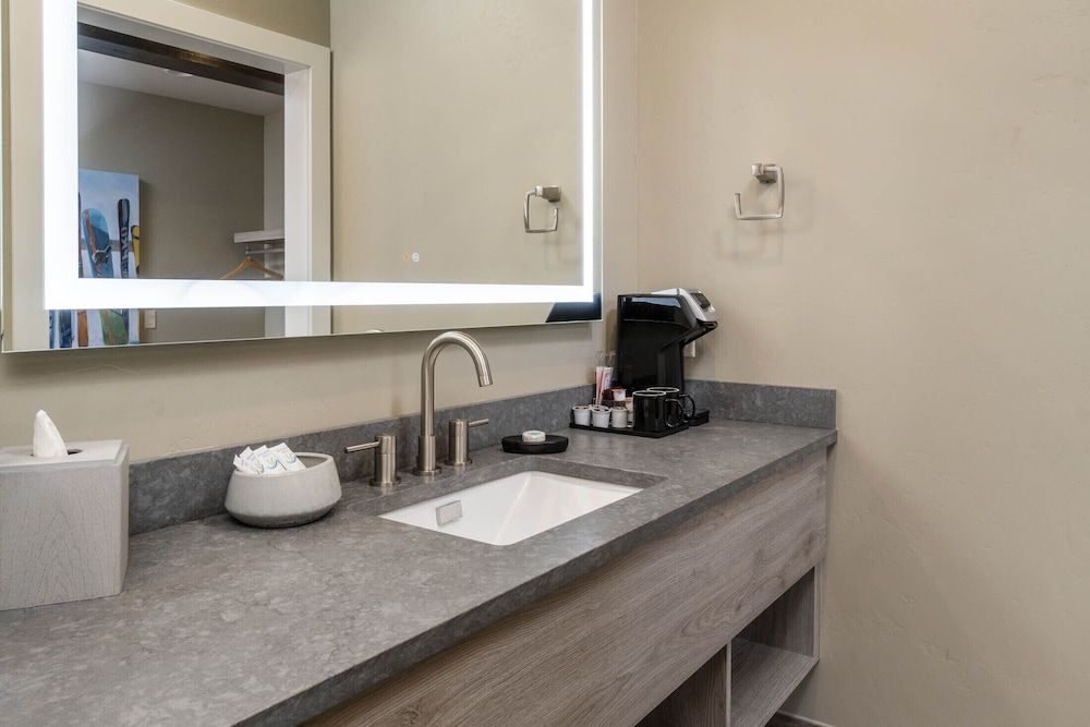 Ski Inn Taphouse Hotel Room 104 4