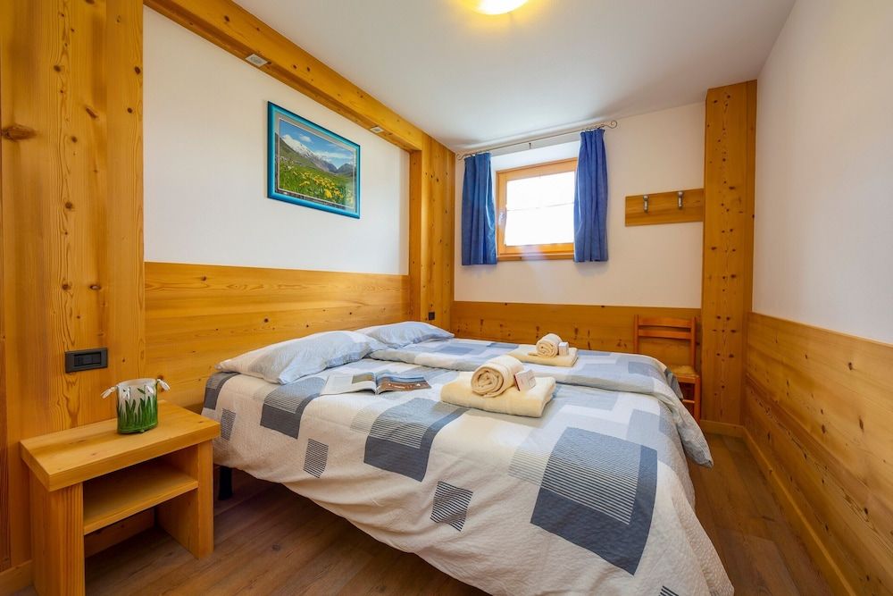 Family Apartment, 2 Bedrooms (Italia 2 Ski in-Ski out Mt.50)