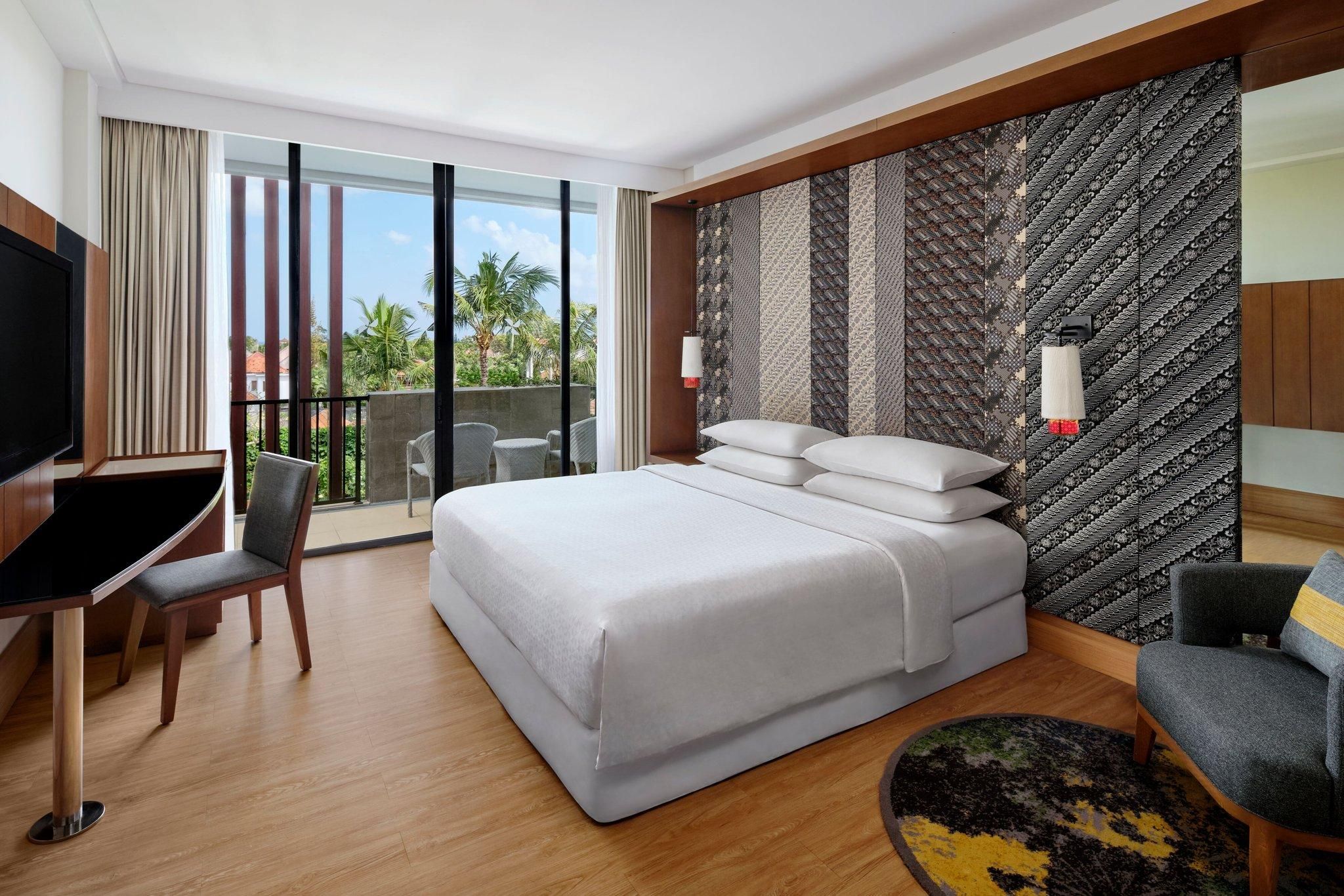 Deluxe Pool View, Guest room, 1 King, Pool view
