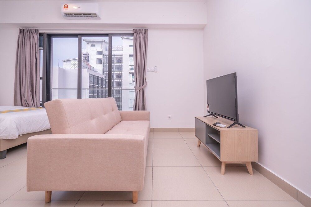 OYOHome 89448 Extraordinary Studio Classic Studio 13