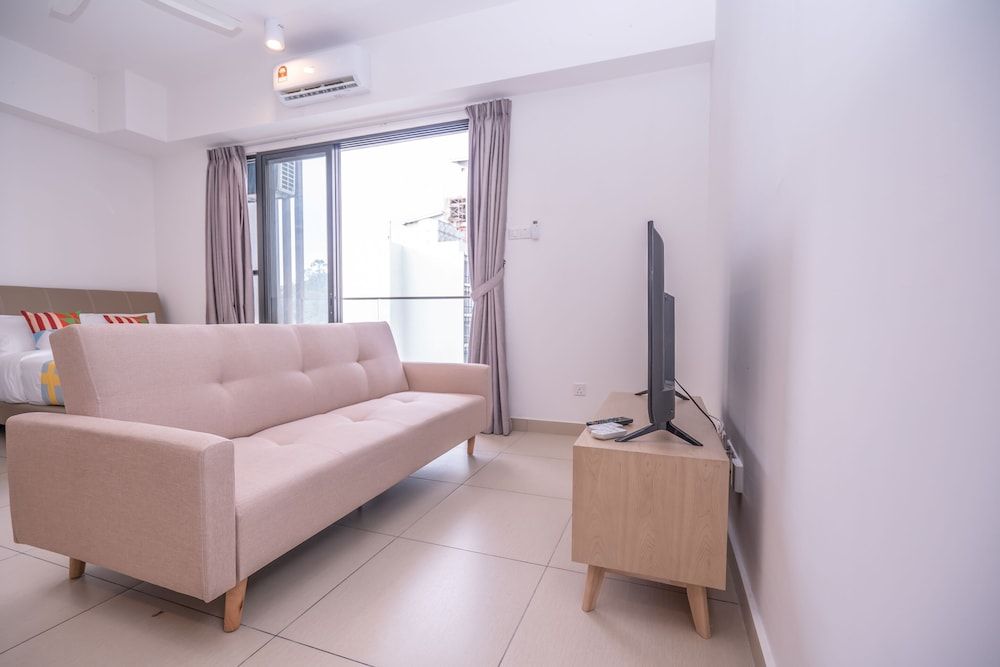 OYOHome 89448 Extraordinary Studio Classic Studio 12