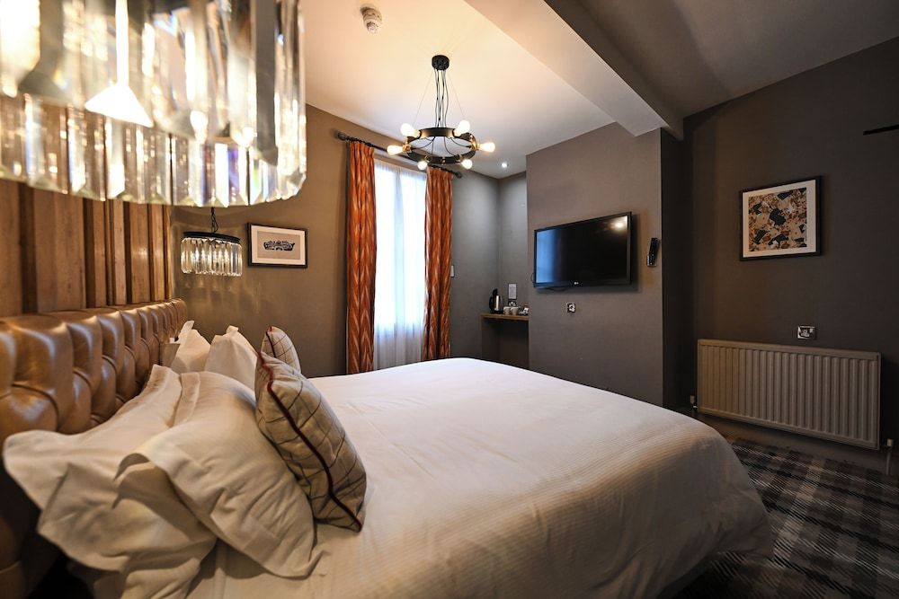 The King's Head Family Room, 1 King Bed with Sofa bed 2