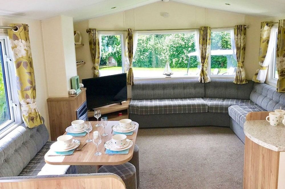 8 Berth Superior Caravan HT Pet Free