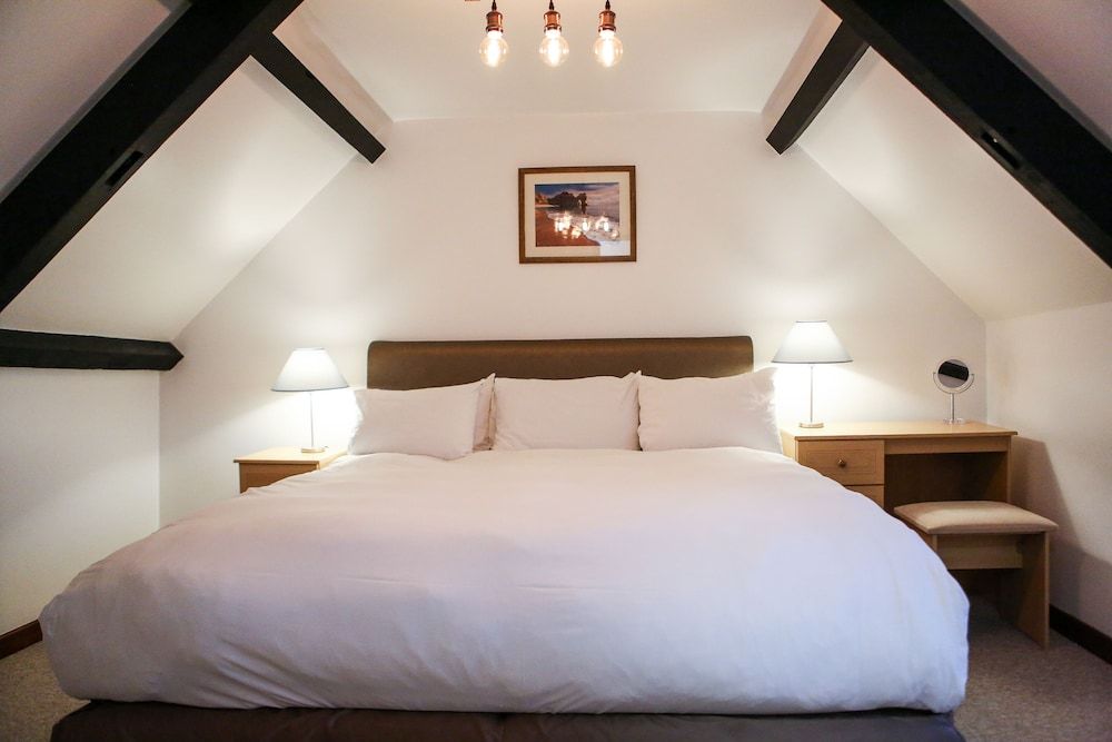 Kingston Country Courtyard Superior Triple Room 6