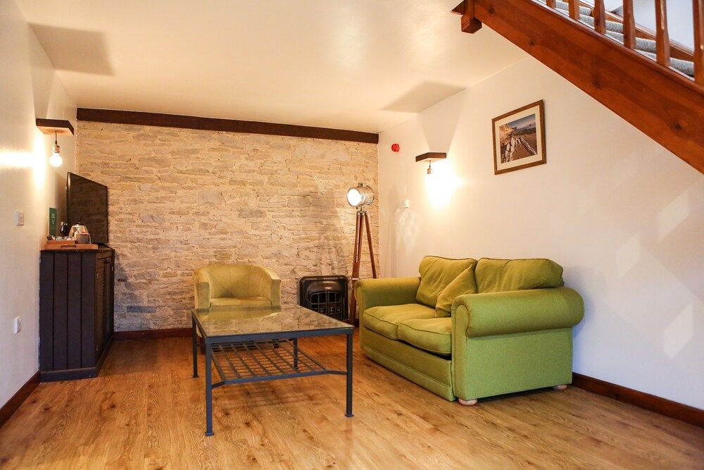 Kingston Country Courtyard Superior Triple Room