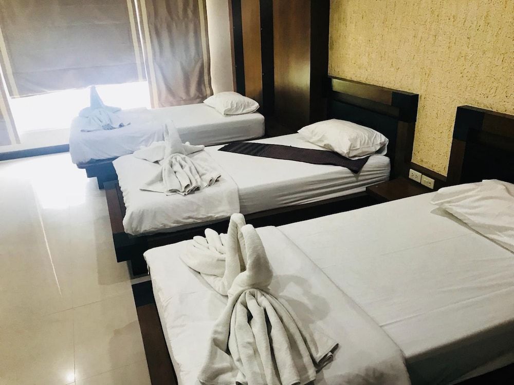 Capri Inn Deluxe Triple Room, Private Bathroom, Garden View 2