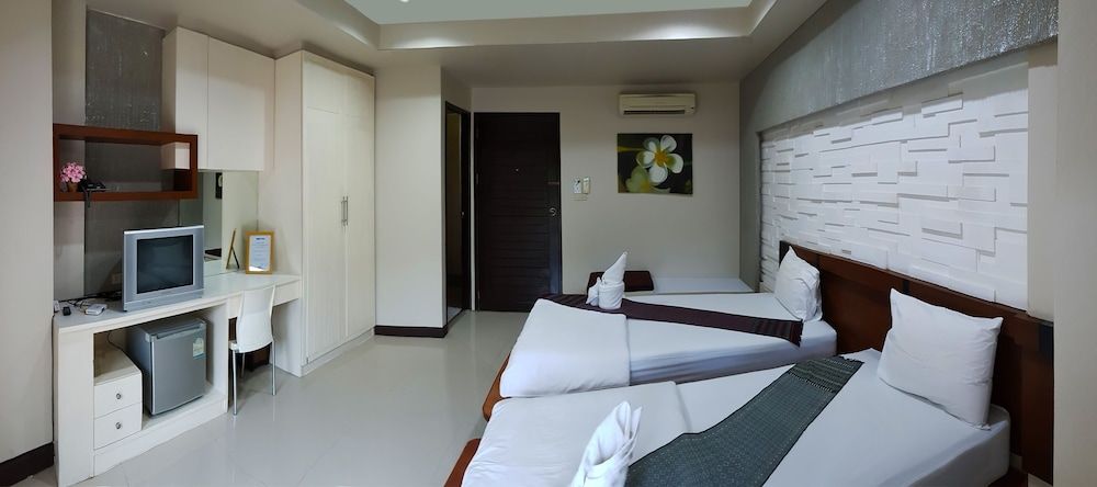 Capri Inn Deluxe Triple Room, Private Bathroom, Garden View 3