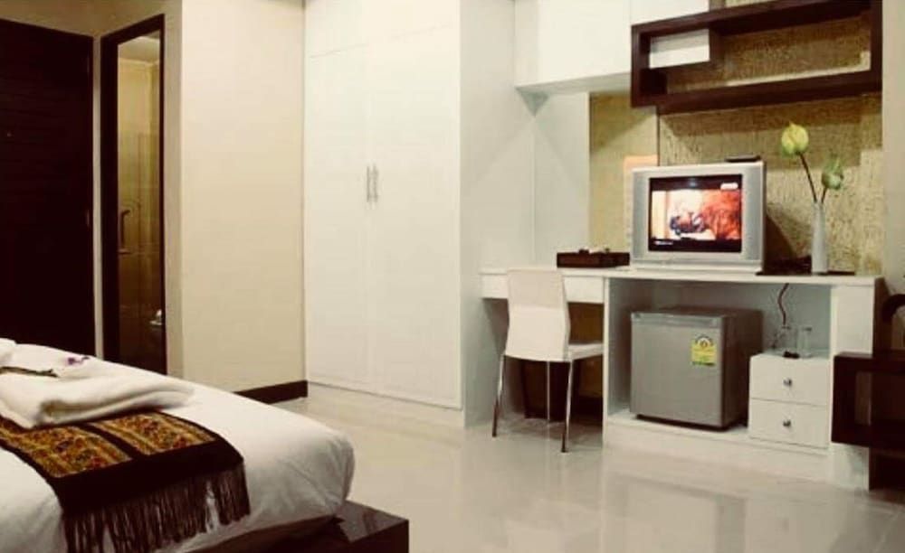 undefined Capri Inn 7