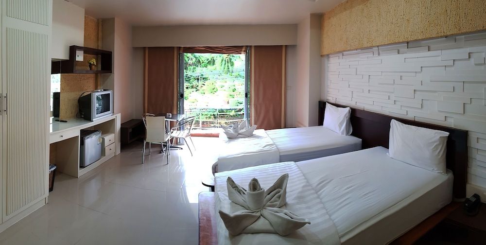 undefined Capri Inn 4