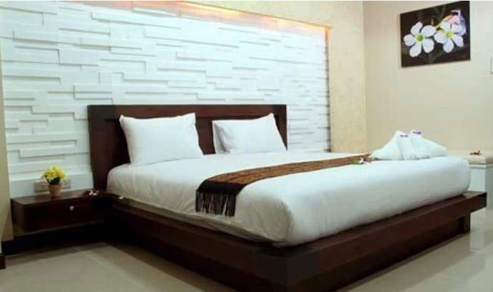 undefined Capri Inn 10