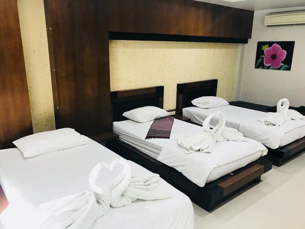 Capri Inn Deluxe Triple Room, Private Bathroom, Garden View 8