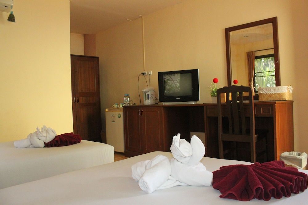 Merit Hill Standard Bungalow with Twin Beds and Garden View 4