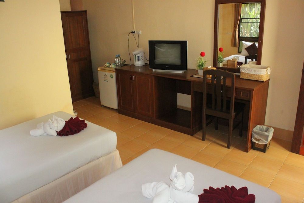 Merit Hill Standard Bungalow with Twin Beds and Garden View 3