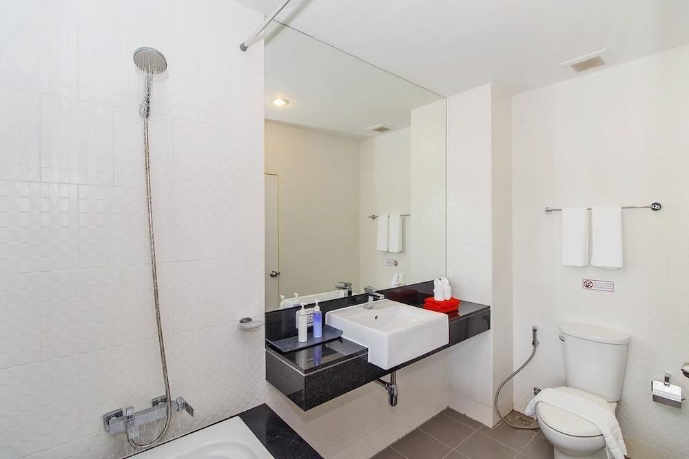 Chic Condo Karon by RESAVA Deluxe Studio Suite, Kitchen, Garden View 8