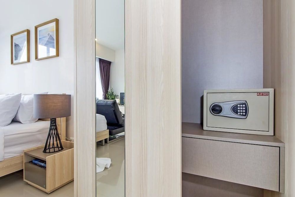 Chic Condo Karon by RESAVA Deluxe Studio Suite, Kitchen, Garden View 6