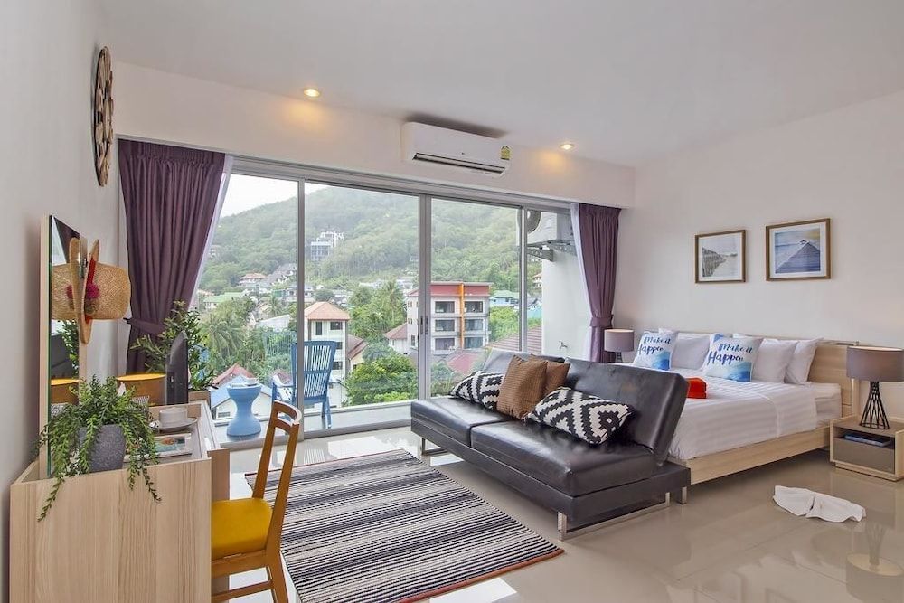 Chic Condo Karon by RESAVA Deluxe Studio Suite, Kitchen, Garden View 3