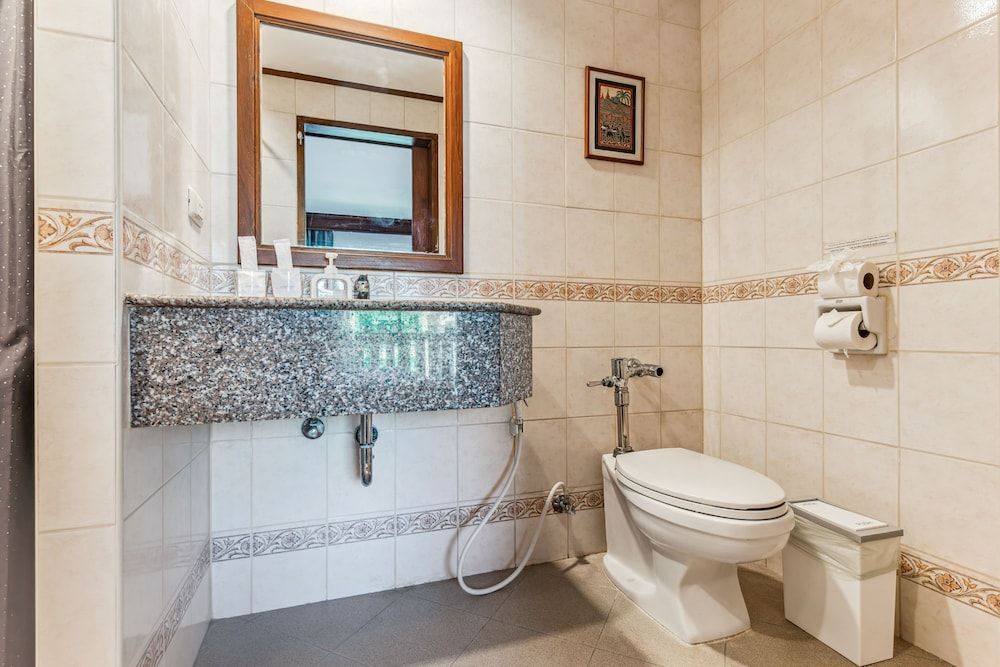 Rattana Beach Hotel Deluxe Double Room 4