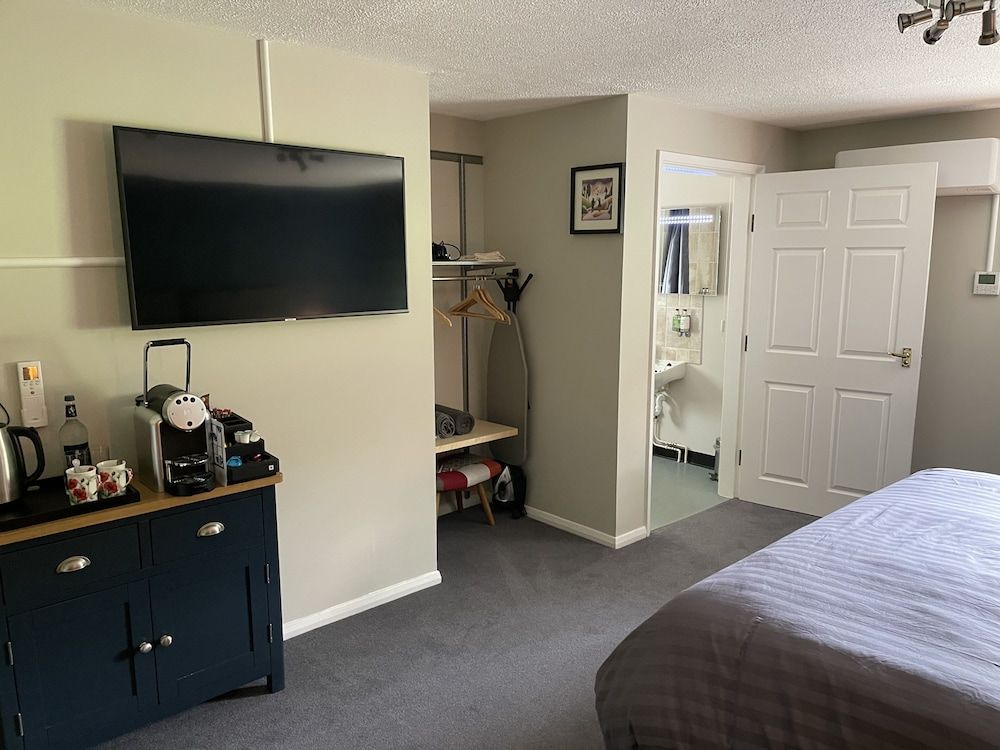 Village Limits Bed & Breakfast Accommodation Deluxe Double Room 2