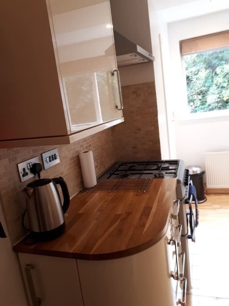 Hollies and Ilfracombe Harbour View House 9