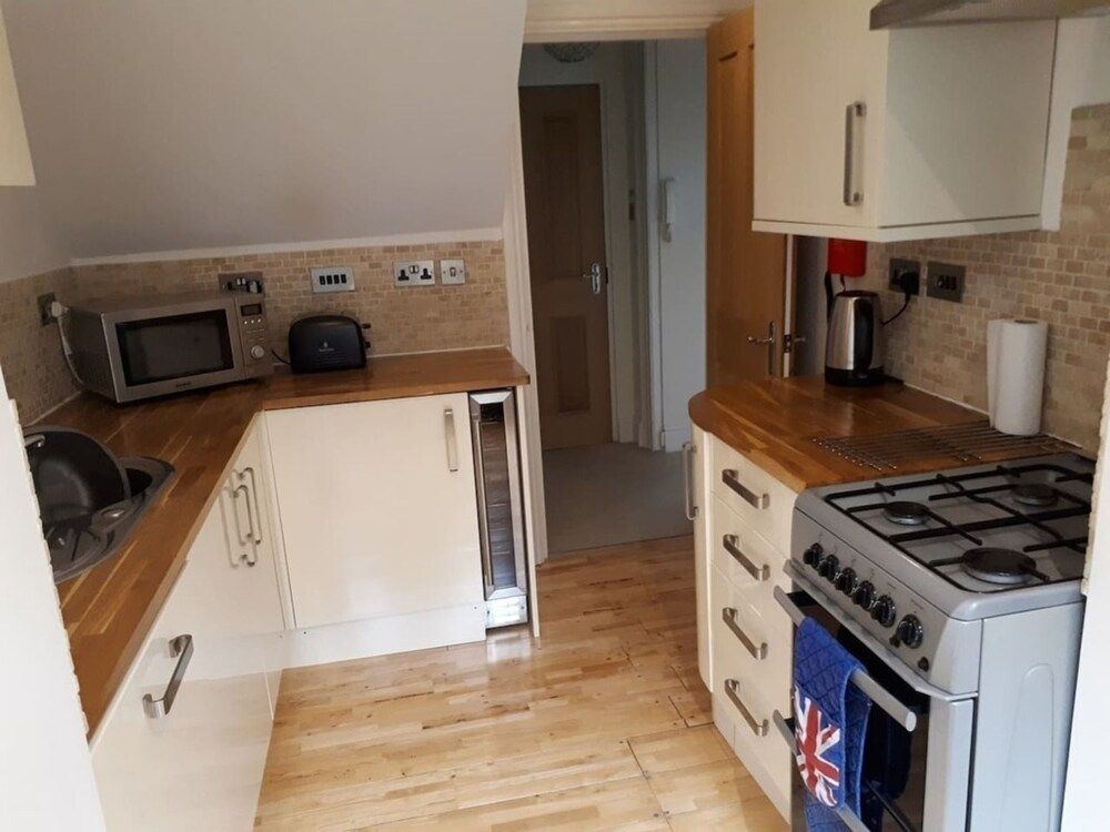 Hollies and Ilfracombe Harbour View House 8