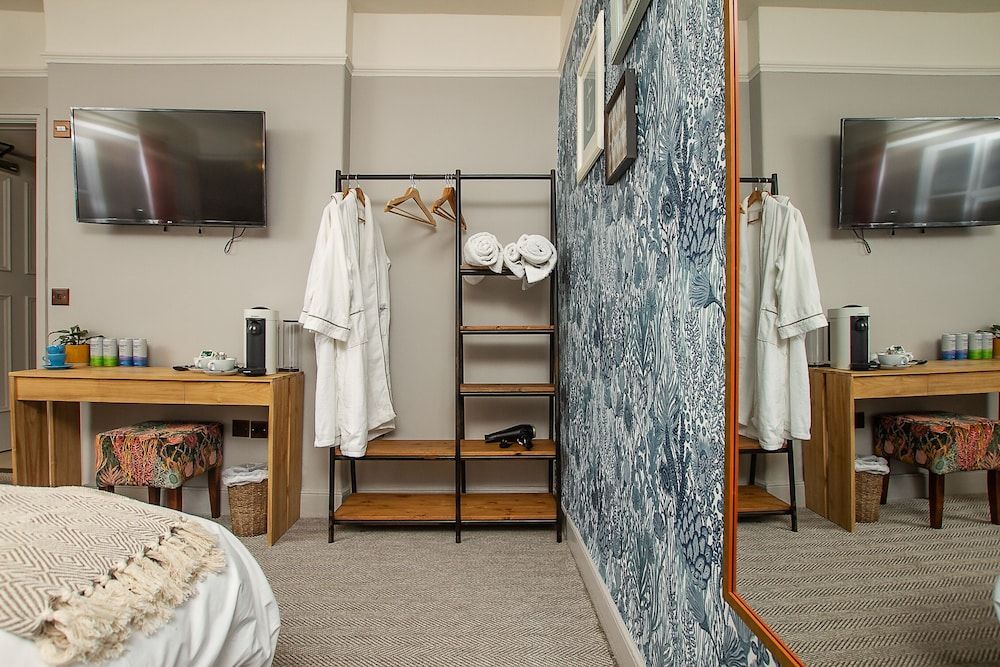 The West Bay Hotel Super king bed (ensuite showers) Countryside view 4