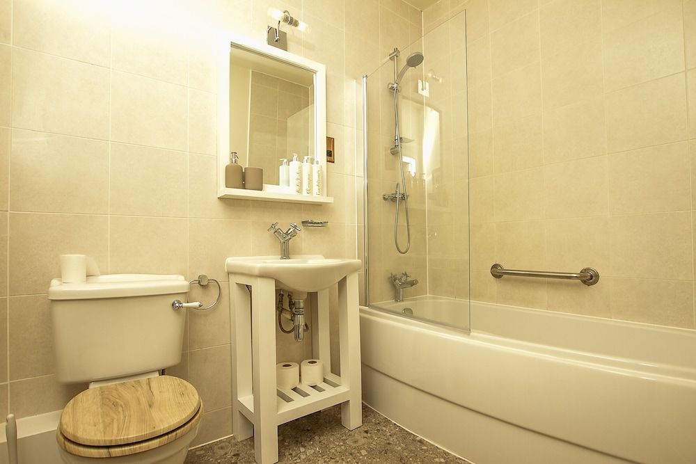 The West Bay Hotel Suite, Ensuite 2
