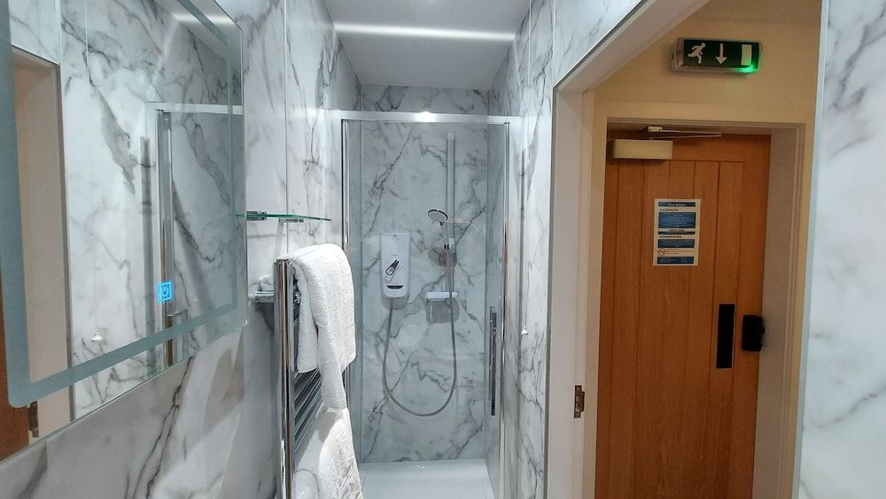 Booktown Bunkhouse Twin Room, 1 Bedroom, Ensuite (Room 2) 3