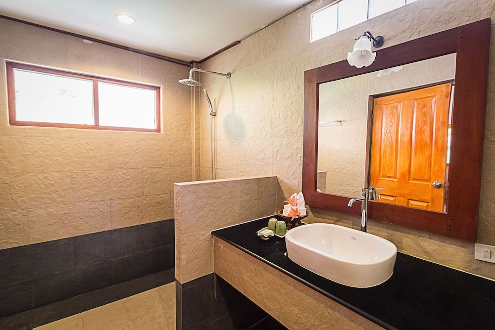 Coco Palm Beach Resort Deluxe Bungalow, 1 Queen Bed 5