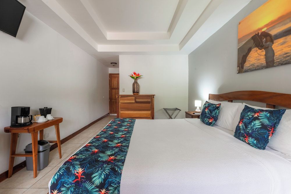 Jacó Laguna Resort and Beach Club Superior King Bed+Sofa Bed 2