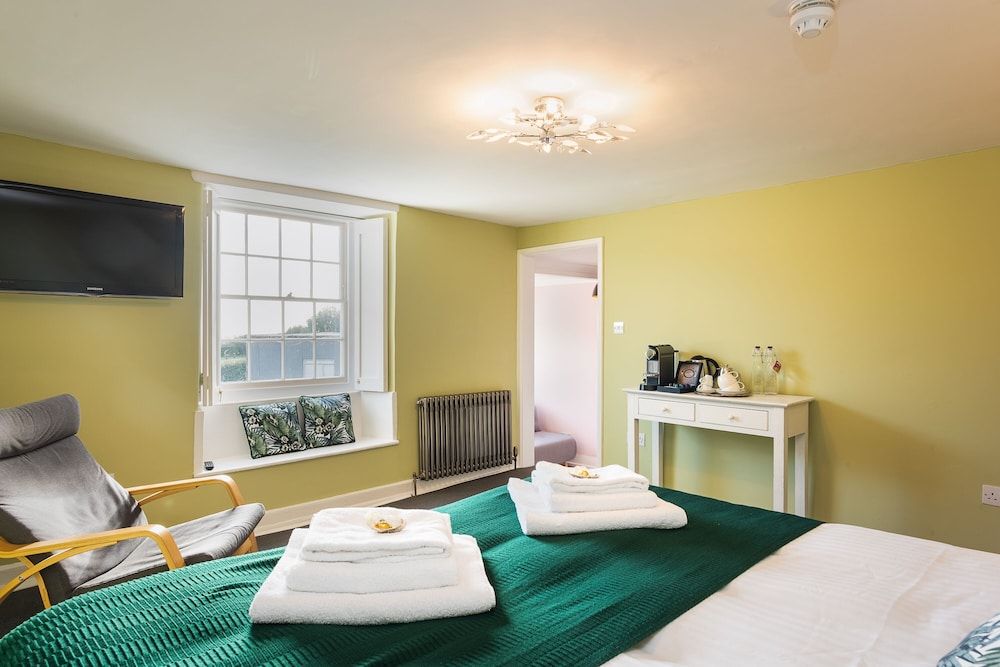 Superior Suite Ensuite, 2 King and Sofa Bed, Garden View