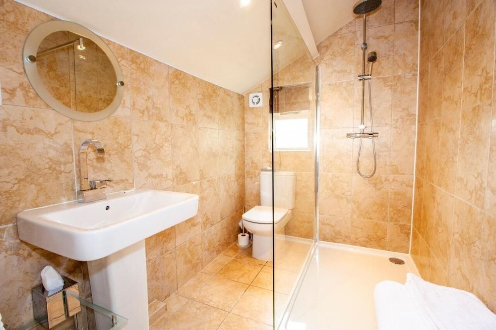 The Tankerville Arms Deluxe Suite, Ensuite (The Suite) 4