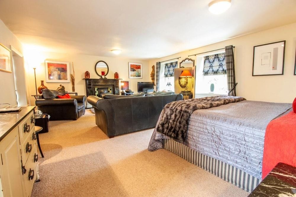 The Tankerville Arms Deluxe Suite, Ensuite (The Suite) 3