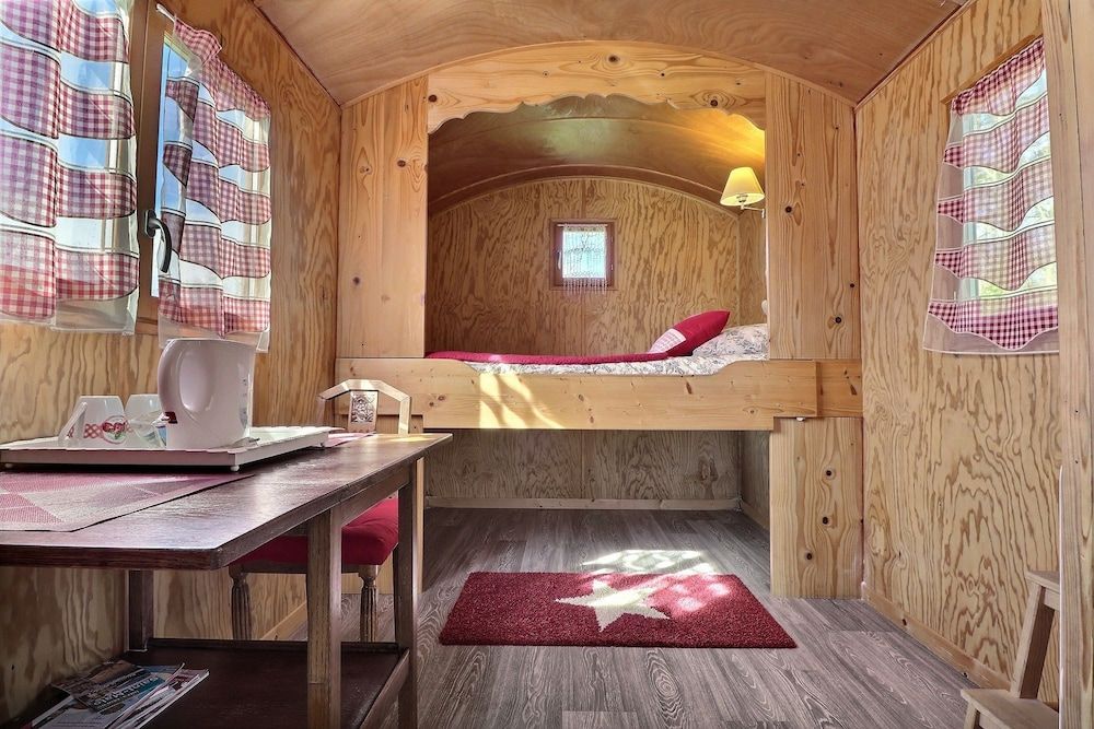 Room (RoulHotes)