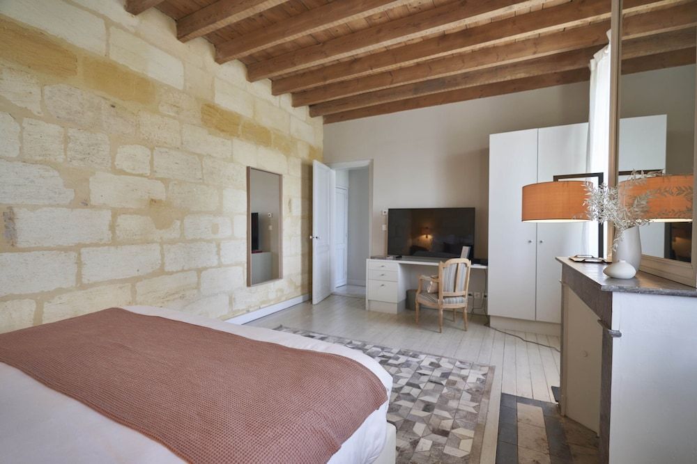 Junior Double Room, 1 King Bed, Bathtub, Garden View