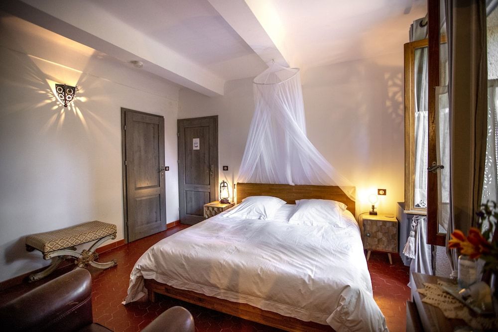 Deluxe Room, 1 King Bed, Private Bathroom, Courtyard View