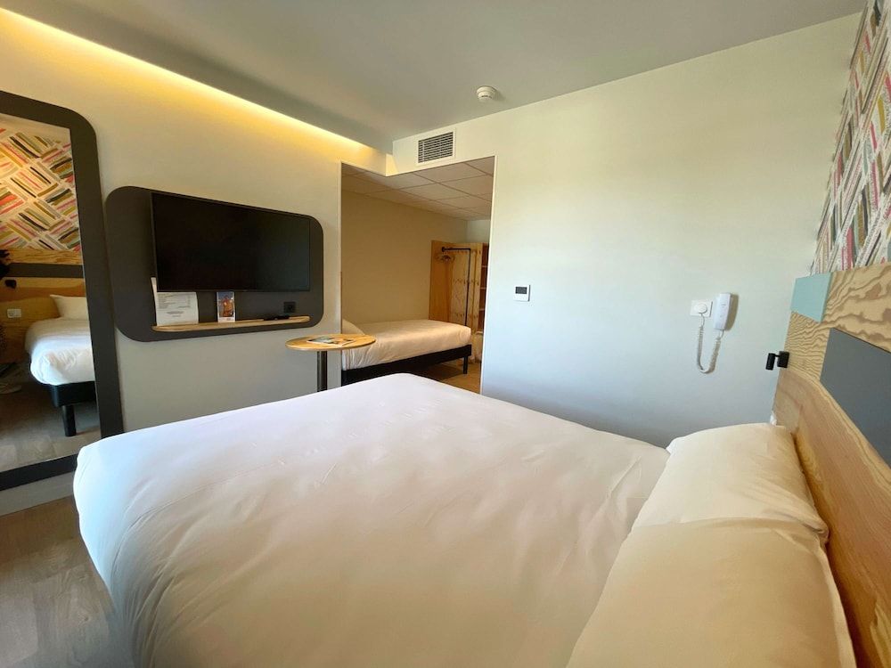 Room, Multiple Beds (Pop)