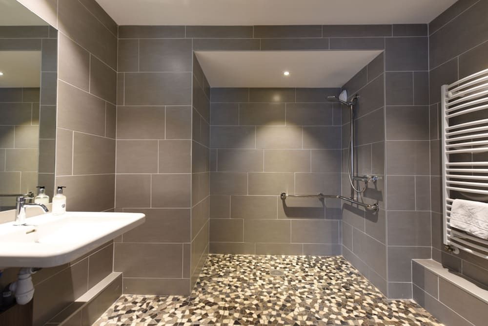 Valpré Lyon Hôtel Triple Room 7