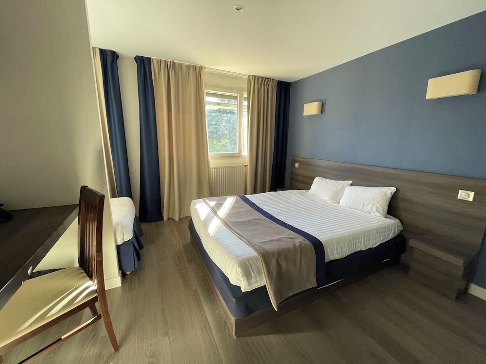 Valpré Lyon Hôtel Triple Room 2