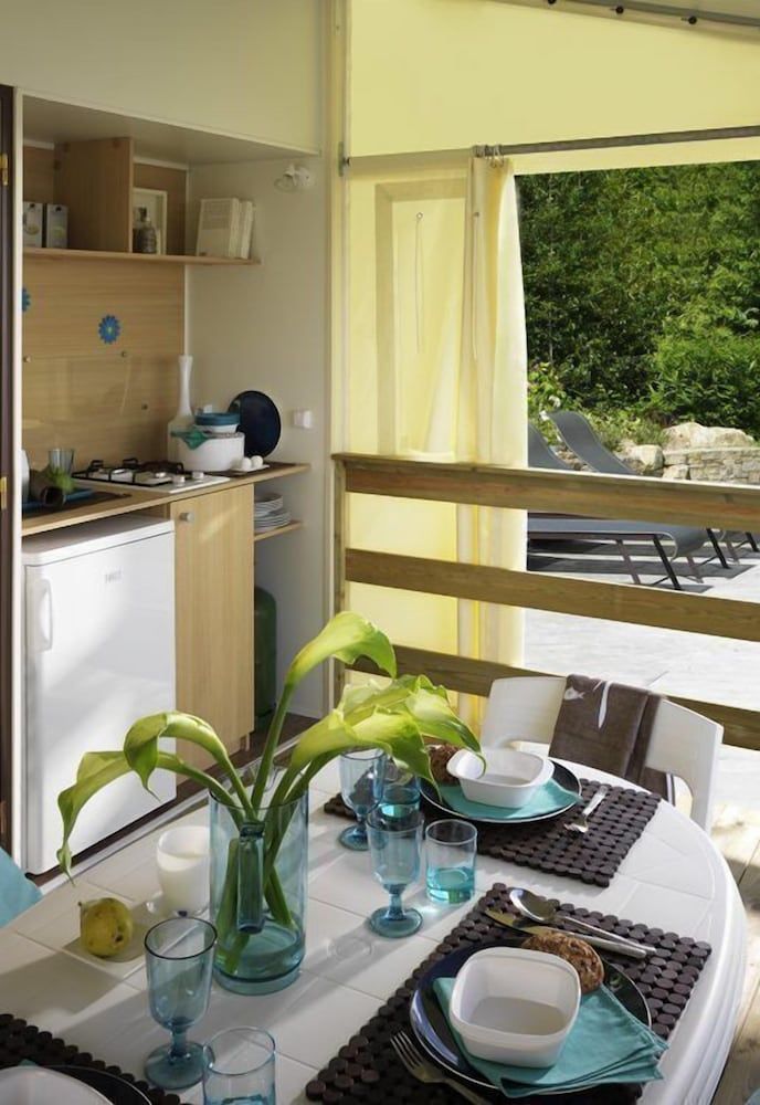 Deluxe Mobile Home, Jetted Tub