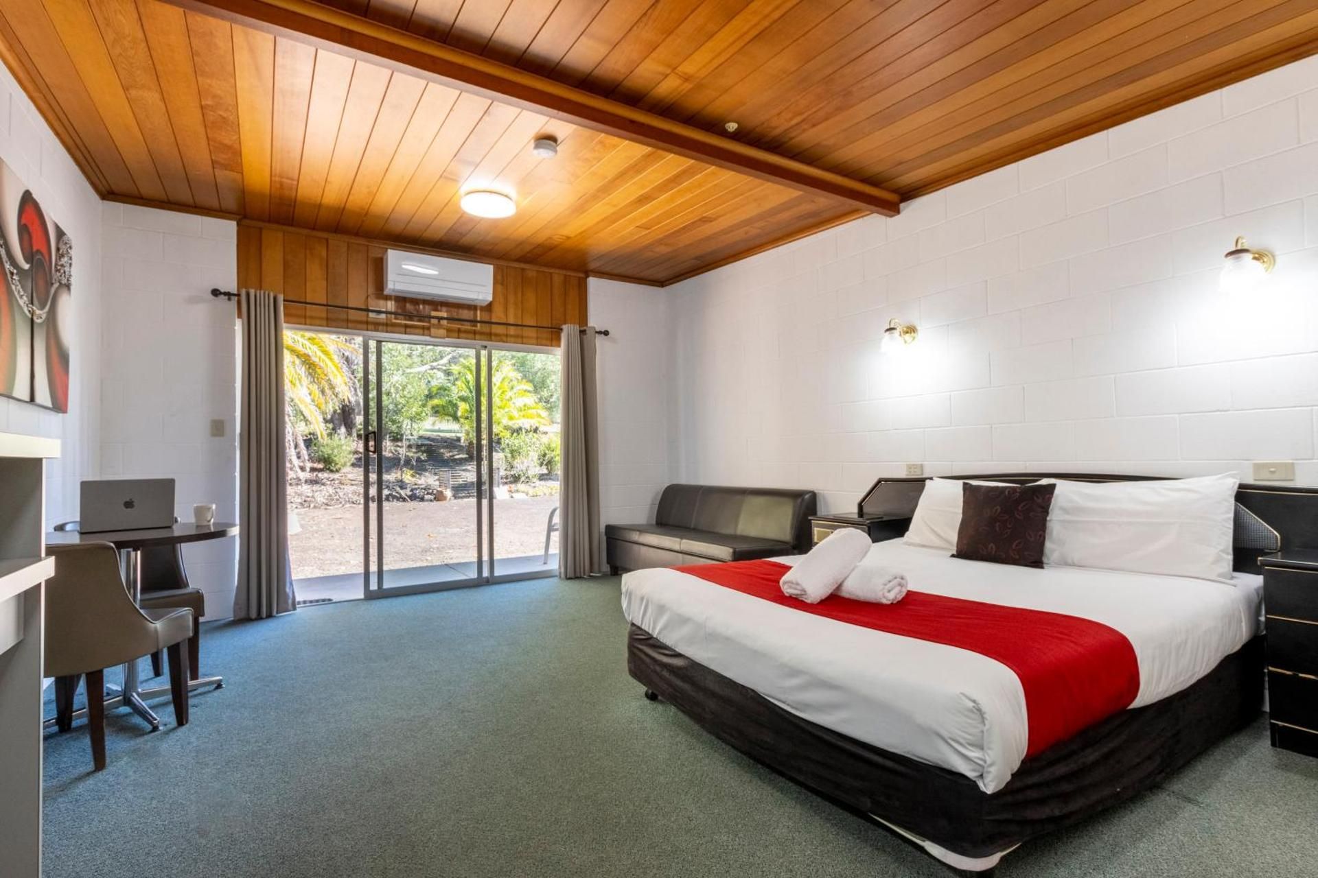 The Grampians Motel & The Views Restaurant Superior Motel Room with Bath 4