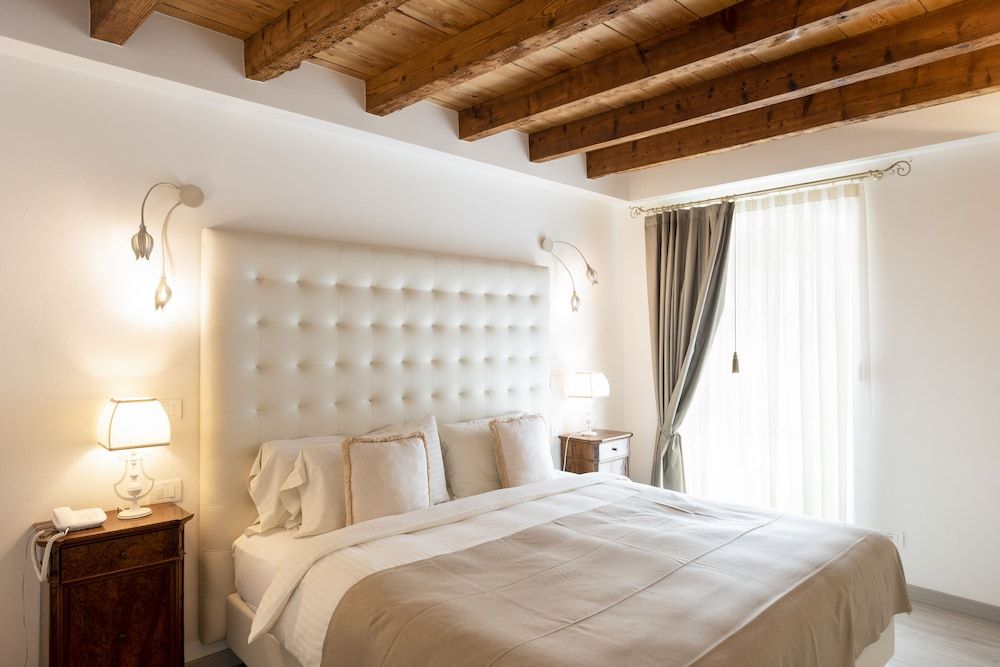 Deluxe Suite, Partial Lake View