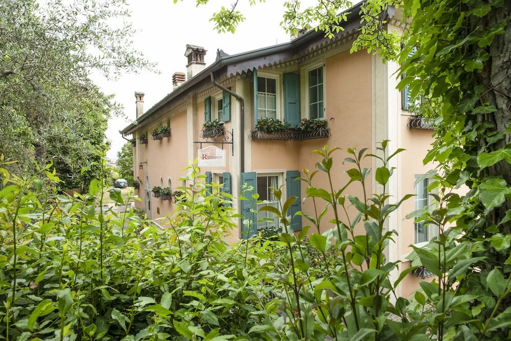 Deluxe Suite, Partial Lake View