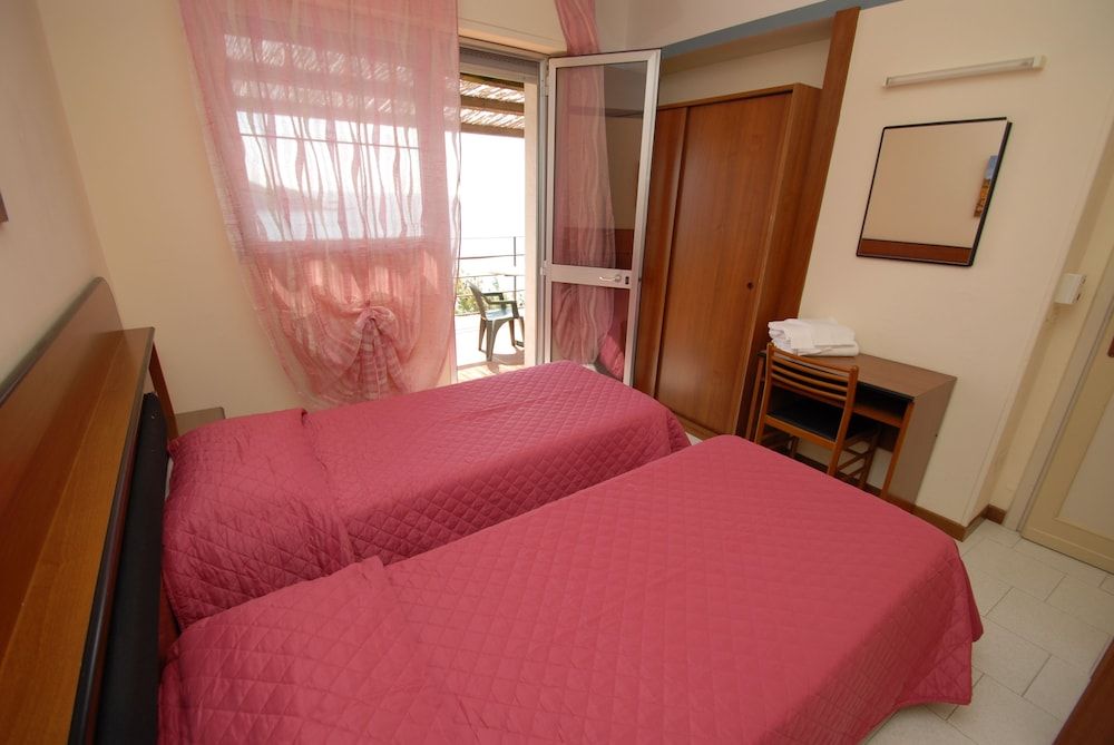 Hotel Ristorante Baia del Sorriso Quadruple Room, 2 adjoining bedrooms, Terrace, Sea View 2
