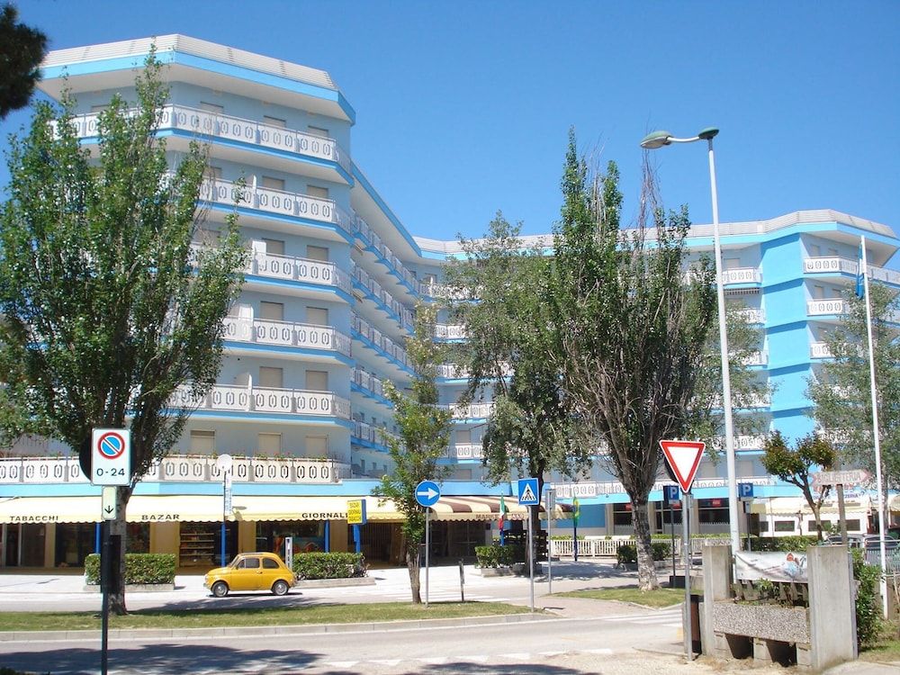 Central Flat, 130m From the Beach With Shared Pool