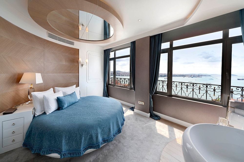 Corner Suite with Bosphorus View Lounge Access
