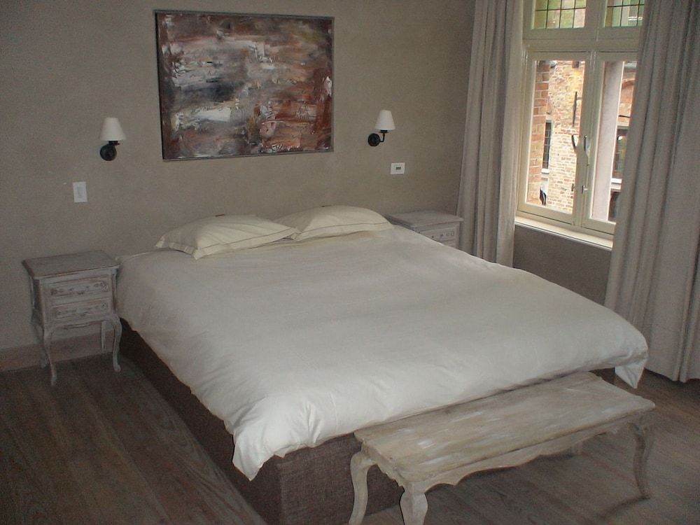 1669 Bed & Breakfast Deluxe Suite, City View 2